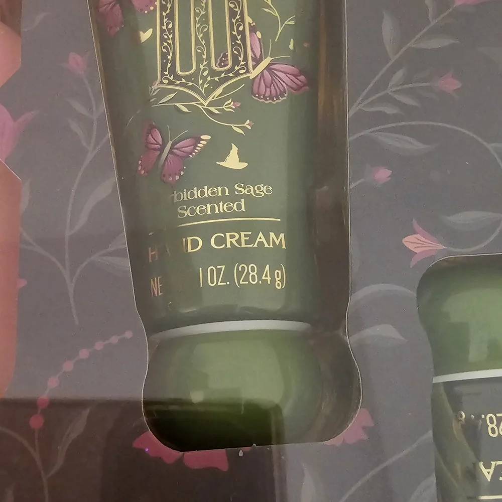 Wicked Gold and Pink Bath Set - Picture 10 of 11
